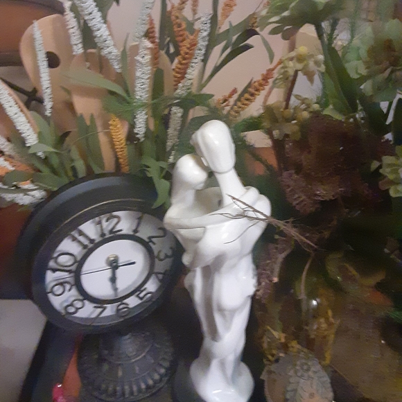 I have Jewelry- Betsy Johnson necklace - house decor- coach 👛 and a poppet purs - Picture 13 of 16